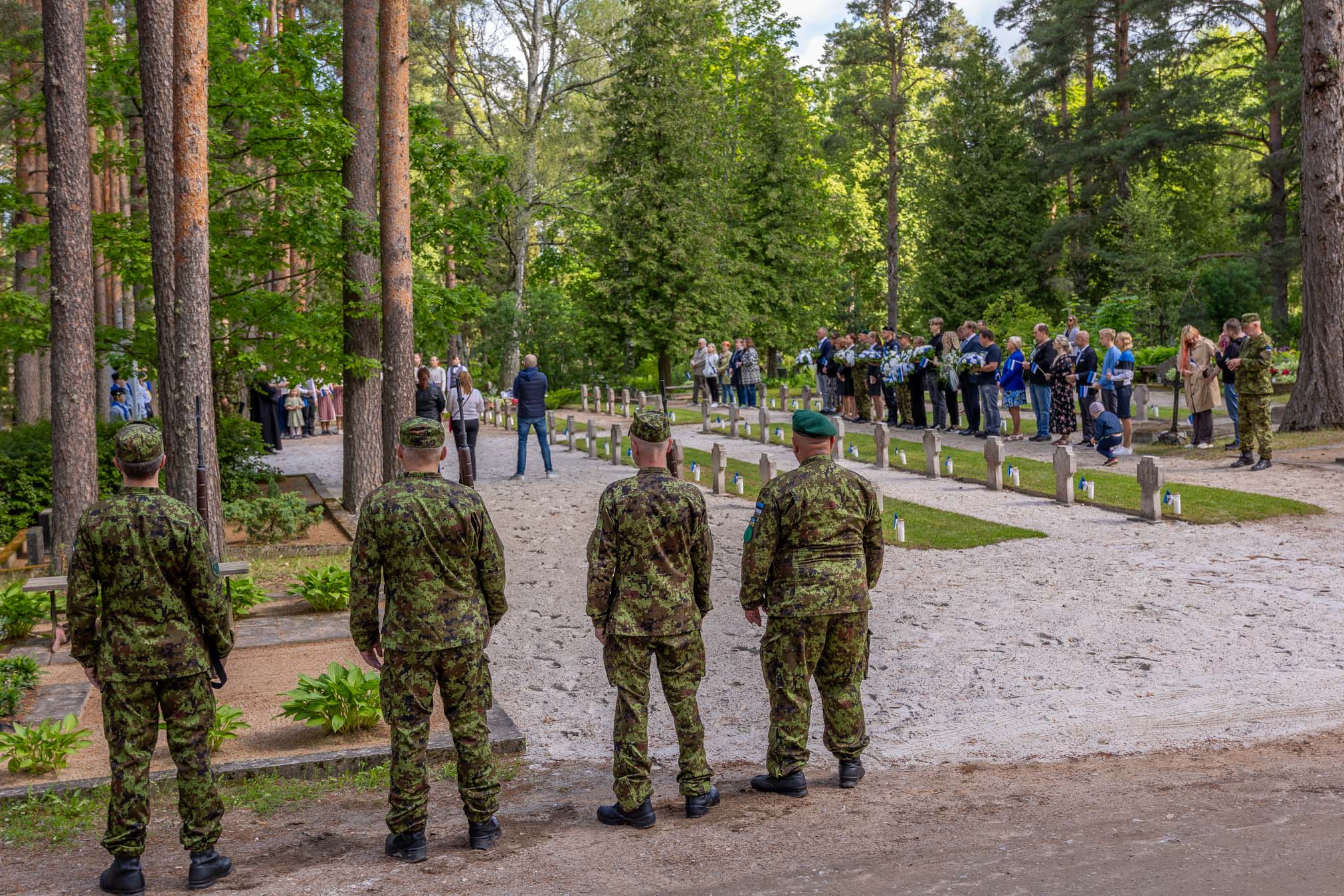 FOTOD Võidupüha tõi rahva Võru linnakalmistule